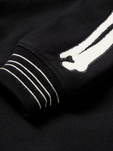 Chaqueta universitaria personalizada al por mayor, chaqueta universitaria de lana con diseño de logotipo personalizado de alta calidad para hombre con bordado de chenilla y huesos - Product Image 5