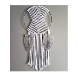 Tenture murale détaillée en macramé boho à franges pour compléter le mur de votre galerie avec une texture profonde et douce - Product Image 5