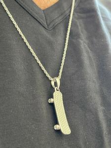 Collar con Colgante de Diamante Moissanite VVS Estilo Moderno, Diseño de Patineta, Chapado en Oro sobre Plata 925, Brillante - Product Image 3