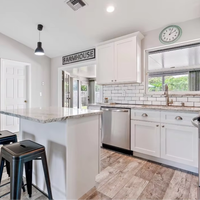 Cuisine modulaire RTA en bois massif moderne avec panneau de porte laqué, évier, dosseret et îlot