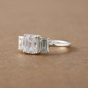 Diamante cultivado en laboratorio de corte esmeralda, ajuste de tres piedras, lujoso anillo de compromiso sólido de oro de 18 quilates, anillo de regalo de estilo moderno para mujer IGI - Product Image 6