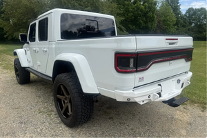 พร้อมขับขี่ - รถพวงมาลัยซ้ายมือสอง |   รถจี๊ป แกลดิเอเตอร์ รุ่นปรับปรุงปี 2023 ความสูงพิเศษ เครื่องยนต์ดีเซล - Product Image 3