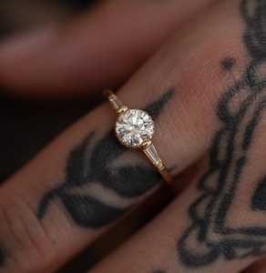 Anillo de Halo Minimalista con Moissanita de Corte Redondo y Banda a Juego, Conjunto de Anillos de Boda de Oro Sólido de 14K, Estilo Vintage, Conjunto Nupcial Delicado - Product Image 4