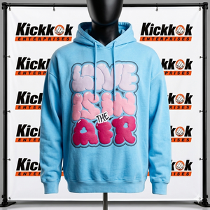 Sweat à capuche imprimé Love Is In The Air pour homme, en coton bleu clair, tissu French Terry, style streetwear décontracté, coupe classique, printemps, fabrication OEM. - Product Image 1
