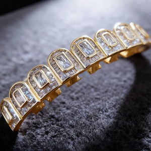 Grillz personalizados con incrustaciones de circonitas tipo baguette, tono plateado, joyería dental de estilo hip hop, permanente, de lujo y brillante, para unisex. - Product Image 3