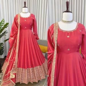 Traje Anarkali de Seda Chinon de Diseño VASTRA COTTAGE con Lentejuelas Bordadas, Dupatta con Estilo, Borde de Encaje Elegante y Pantalón de Microalgodón - Product Image 5