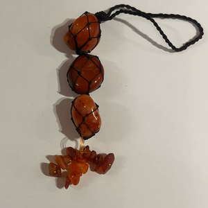 คริสตัลคาร์เนเลียนสีแดงขัดเงาสำหรับแขวนในรถเพื่อความมั่นใจและป้องกันภัย |   เครื่องประดับกระจกมองหลังจากอัญมณีธรรมชาติ - Product Image 1