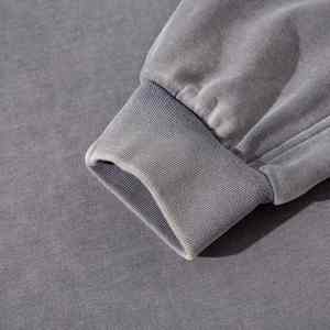 Sudadera con lavado ácido diseñada con un patrón vintage desgastado y un ajuste holgado que ofrece un estilo clásico de ropa urbana para el día a día. - Product Image 2