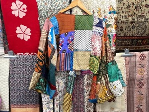 เสื้อผูกผ้าไหมหลายแพทช์, เสื้อผ้าไหมรีไซเคิลของผู้หญิง, เสื้อผ้าไหมห่ออินเดีย, เสื้อผูกแขนระฆังด้านหน้าฮิปปี้ผ้าไหมสไตล์ย้อนยุค