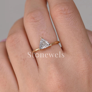 Bague de Fiançailles, d'Anniversaire, de Promesse ou Alliance en Or/Argent avec Moissanite Solitaire Taille Trillion 0,50 Carat, Style Religieux - Product Image 2