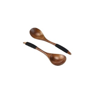 SCI Kitchenware Paire de cuillères à salade en bois faites à la main avec poignée de conception de fil pour les accents et les salades à la maison - Product Image 1