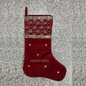 Medias de Navidad blancas y doradas hechas a mano con acentos de cuentas Medias navideñas elegantes para decoración festiva de lujo para el hogar - Product Image 3