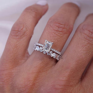 Baguette de estilo vintage de 1,26 quilates y banda de media eternidad de moissanita redonda en oro blanco de 14 quilates, elegante anillo de bodas apilable para ella - Product Image 4