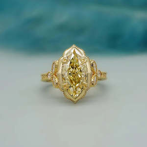 Anillo de Diamantes Marquise Amarillo con Certificación IGI, Estilo Catedral Vintage, Anillo de Compromiso en Oro Amarillo - Product Image 1