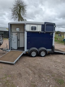 Remolque para Ganado de 30 pies y 3 Pisos, Usado, Cómodo, Estándar Austriaco, Disponible para la Venta - Product Image 1