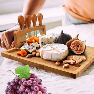 Tabla de Queso de Bambú de Primera Calidad con 4 Cuchillas - Gruesa de 36x28cm de Turquía - Product Image 6
