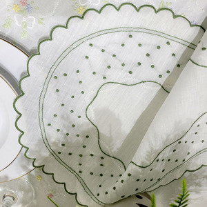 Set de napperons et serviettes de table de luxe brodés à pois verts en lin blanc avec bordure festonnée pour la maison Restaurant tissu matériel - Product Image 4