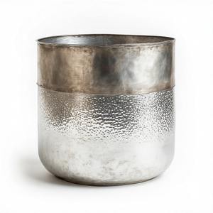 Maceta de plata de alto brillo en forma martillada tradicional hecha para esquinas de sala de estar o temas de decoración navideña - Product Image 3