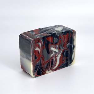 Savon artisanal au lait de chèvre Wolf of Main Street, savon végétalien blanchissant pour peaux grasses, en forme solide avec beurre de karité et huile d'olive - Product Image 2