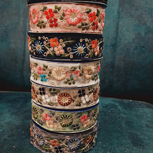 Tela de encaje bordado de estilo africano de encaje bordado floral colorido con lentejuelas para vestido de fiesta - Product Image 1