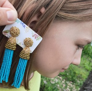 Boucles d'oreilles à pompons perlés multicolores faites à la main de 2,76 pouces de long, style Oscar De La Renta - Product Image 2