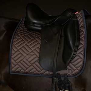 Almohadilla de Silla de Montar de Cuero Genuino con Logotipo Personalizado Más Vendida, Nuevo Diseño, Mejores Almohadillas de Silla de Montar Ecuestres Fabricadas - Product Image 1