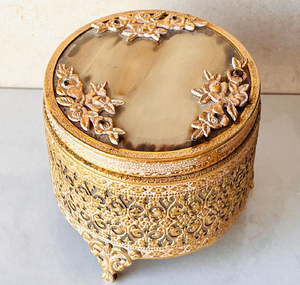 Joyero redondo de oro en relieve, intrincado diseño floral, decorativo. Soporte de baratija, disponible a precios al por mayor. - Product Image 1