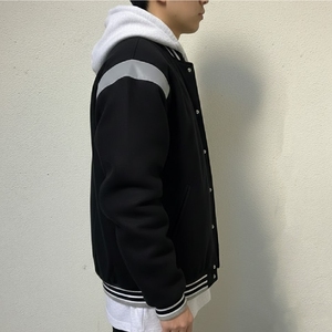 Chaqueta Varsity Negra con Cierre de Cremallera, Estilo Atlético Clásico con Cierre Frontal - Product Image 3
