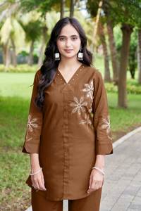 Conjunto de Kurti y Pantalón Elegante Bordado en Negro de Rayón Premium Unity Luxure - Product Image 5