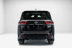 Precio con Descuento Especial 2025 Toyota Land Cruiser VXR 3.3L - Attitude Negro Interior Negro y Rojo Oscuro - Product Image 4