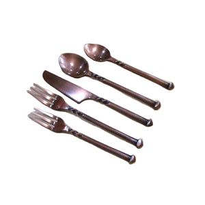 Elegante juego de cubiertos de cobre Juego de Cubiertos de medio giro de acero inoxidable con mango fabuloso en diseño de oro rosa de lujo para fiestas - Product Image 1