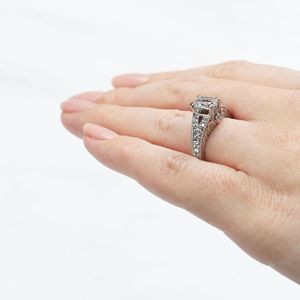 Anillo de aniversario con vástago dividido oculto de diamante de corte esmeralda para mujer - Product Image 5