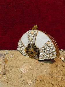 Pochette de soirée de luxe en forme d'éventail en nacre avec incrustation de perles et cristaux, cadre doré, faite à la main pour femme - Product Image 3