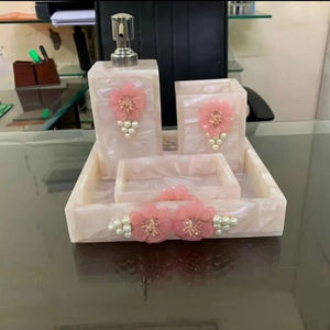 Ensemble de salle de bain de luxe en résine distributeur de savon de décoration intérieure avec pompe argentée pour salle de bain - Product Image 1