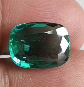 Esmeralda zambiana natural 16x12mm Cojín rectangular Espesor de faceta 5,8mm Peso 8,7 Cts Piedra de alta calidad El mejor color y brillo - Product Image 1