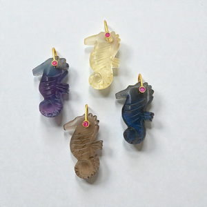 Pendentifs en pierre précieuse multi-fluorite en forme d'hippocampe |   Charmes d'animaux sculptés à la main en gros - Product Image 4