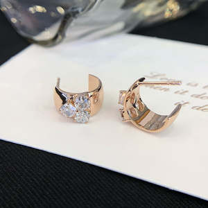 Boucles d'oreilles clous trois pierres en diamant de laboratoire taille coussin 1,20 carats, couleur EF, clarté VS - Product Image 3