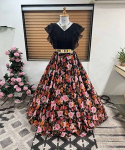 Nouvelle collection de Lehenga Choli en soie multicolores de créateur, richement ornés, pour femmes indiennes et pakistanaises, tenue ethnique de mariage pour occasions spéciales - Product Image 6