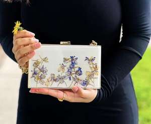 Embrague de resina hecho a mano de calidad superior de lujo con mango dorado Forma de color personalizable H F INDUSTRIES Regalo de boda para mujer - Product Image 3