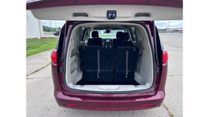 Chrysler Voyager LX FWD 2023 Usado en Buen Estado - Product Image 5