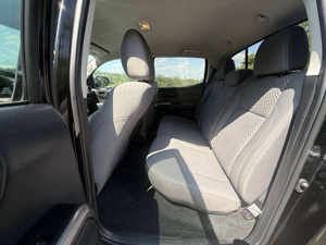 Véhicule d'occasion 2023 SR5 V6, conduite à gauche, faible kilométrage, transmission automatique, sièges en cuir, tout en parfait état, prêt à être expédié. - Product Image 4