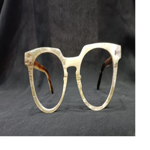 Lunettes en corne de buffle naturelle pour opticiens et fabricants de lunettes en finition douce et couleur beige clair - Product Image 1