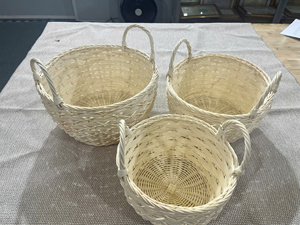 Un Juego de 3 cuencos de mimbre de ratán blanco tejidos en un patrón creativo - Product Image 3