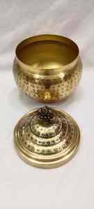 Jarra decorativa de metal martillado con tapa de pájaro Acabado en latón - Product Image 5