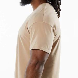 เสื้อยืดคอกลมแขนสั้นสีเบจสีกากีเรียบง่ายสไตล์ลำลองสำหรับผู้ชาย - Product Image 3