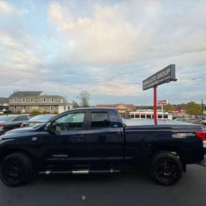 Camioneta Usada Tundra R20 2010 con Volante a la Izquierda, Interior Oscuro y Asientos de Cuero - Product Image 1