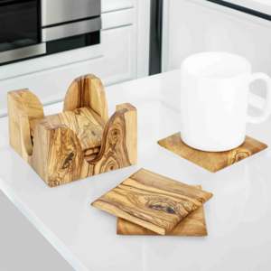 Juego de Posavasos de Madera de Olivo Clásicos Hechos a Mano ArtisRaw con Soporte, Alfombrillas y Almohadillas Cuadradas Antideslizantes para Uso Diario - Product Image 4