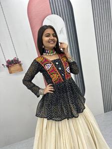 Lanzamiento de Ropa Festiva Moderna: Tela Lehenga Choli con Estampado Bandhej, con Gamthi y Trabajo de Espejos Reales para Fiestas - Product Image 2