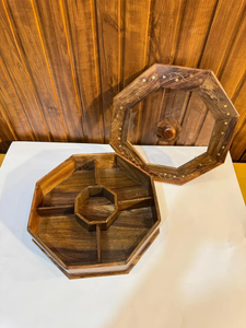 Boîte à épices en bois artisanale avec des motifs de grain uniques et des compartiments sécurisés pour ranger tous les assaisonnements préférés - Product Image 3