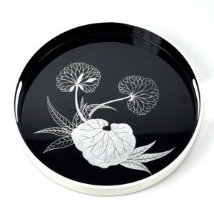 Bandeja de servicio de metal negro con elegante diseño floral blanco, perfecta para exhibición de mesa, decoración del hogar y presentación de comida elegante - Product Image 1
